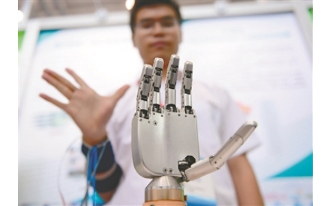 假肢也能有触觉？联结神经系统的仿真手